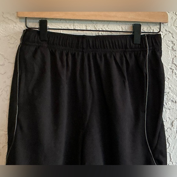 Boys Old Navy Active Black Go-Dry Shorts - Picture 3 of 9